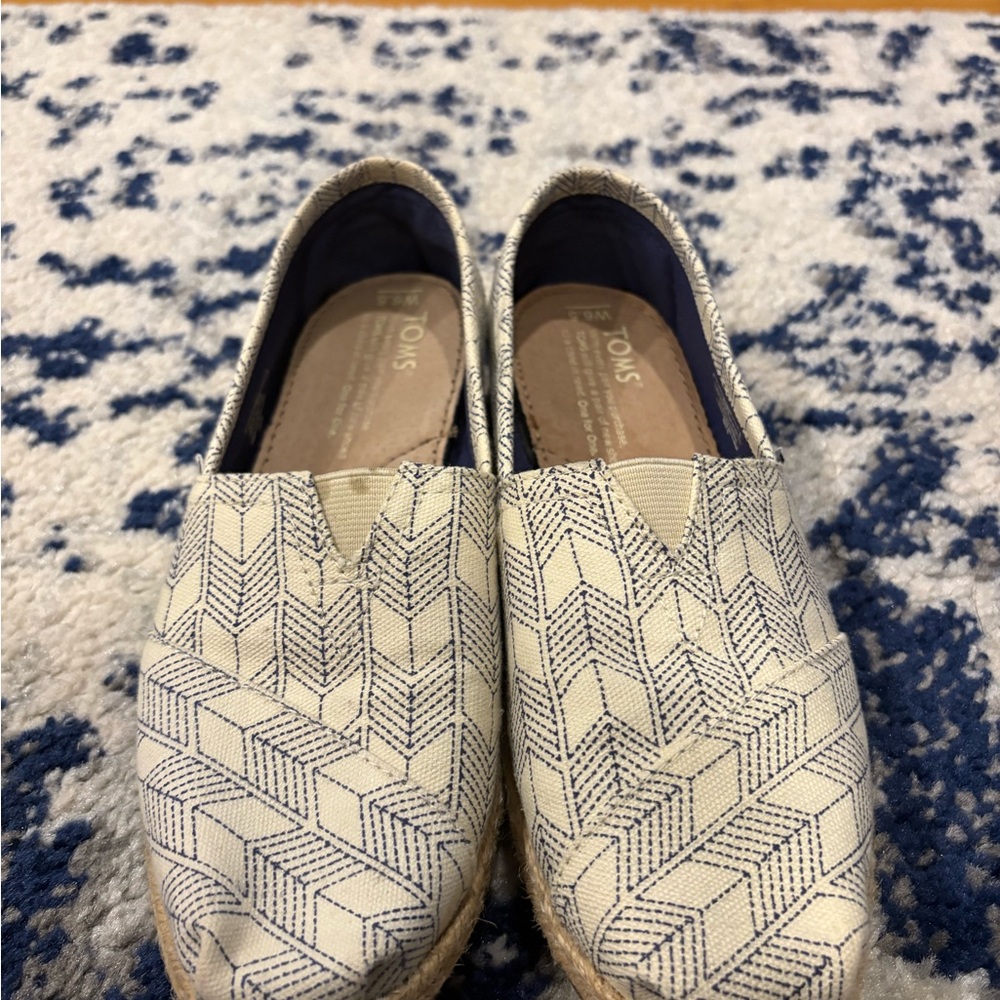 TOMS Espadrille Slip-On Flats – Cream with Navy Geometric Print – Women’s 6.5